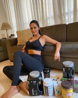 Esha Gupta feet photo thumbnail