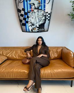 Esha Gupta feet photo thumbnail