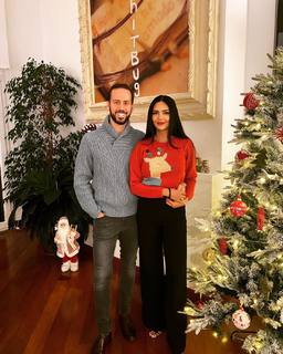 Esha Gupta feet photo thumbnail