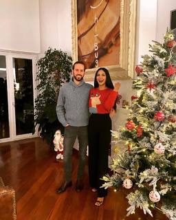 Esha Gupta feet photo thumbnail