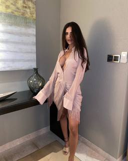 Esha Gupta feet photo thumbnail