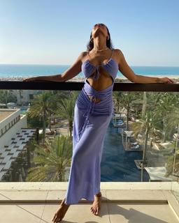 Esha Gupta feet photo thumbnail