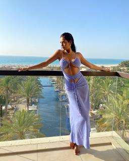 Esha Gupta feet photo thumbnail