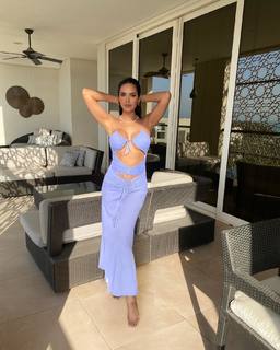 Esha Gupta feet photo thumbnail