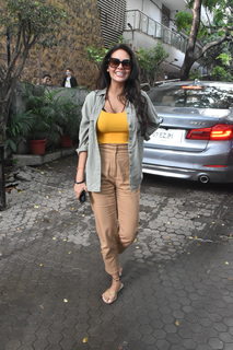 Esha Gupta feet photo thumbnail