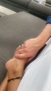 Esha Gupta feet photo thumbnail