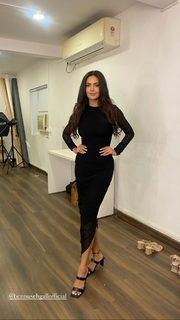 Esha Gupta feet photo thumbnail