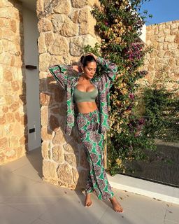 Esha Gupta feet photo thumbnail