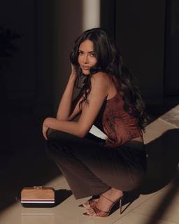 Esha Gupta feet photo thumbnail