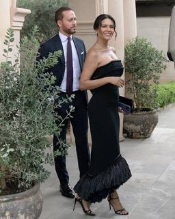 Esha Gupta feet photo thumbnail