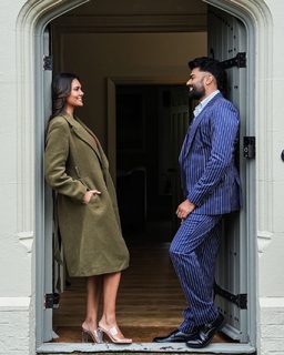 Esha Gupta feet photo thumbnail