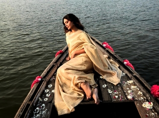 Esha Gupta feet photo thumbnail