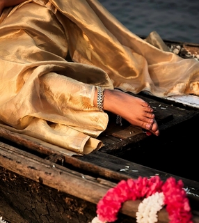 Esha Gupta feet photo thumbnail