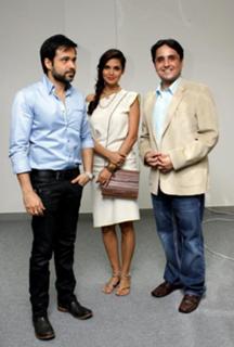 Esha Gupta feet photo thumbnail