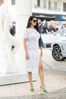 Esha Gupta feet photo thumbnail