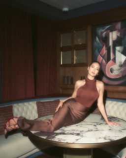 Esha Gupta feet photo thumbnail