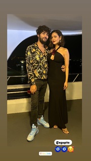 Esha Gupta feet photo thumbnail