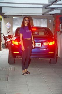 Esha Gupta feet photo thumbnail