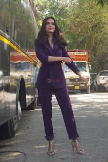 Esha Gupta feet photo thumbnail