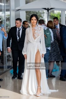 Esha Gupta feet photo thumbnail