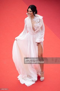 Esha Gupta feet photo thumbnail