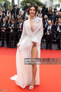 Esha Gupta feet photo thumbnail