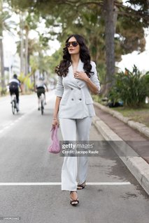 Esha Gupta feet photo thumbnail