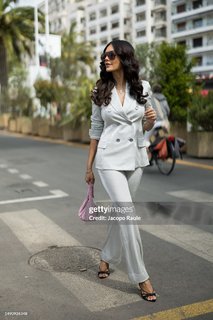 Esha Gupta feet photo thumbnail