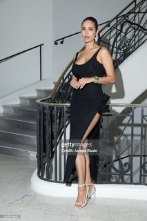 Esha Gupta feet photo thumbnail