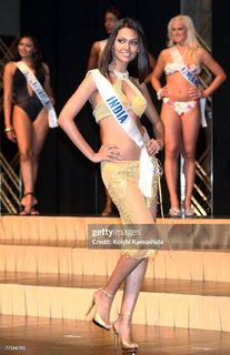 Esha Gupta feet photo thumbnail