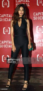 Esha Gupta feet photo thumbnail