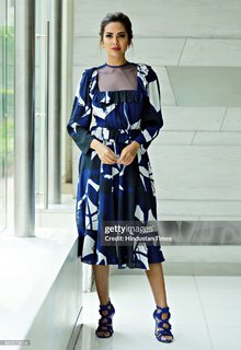 Esha Gupta feet photo thumbnail