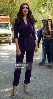 Esha Gupta feet photo thumbnail