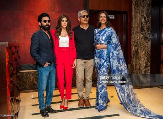 Esha Gupta feet photo thumbnail