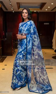 Esha Gupta feet photo thumbnail