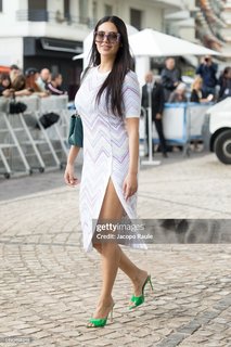 Esha Gupta feet photo thumbnail