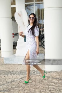 Esha Gupta feet photo thumbnail