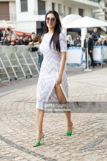 Esha Gupta feet photo thumbnail