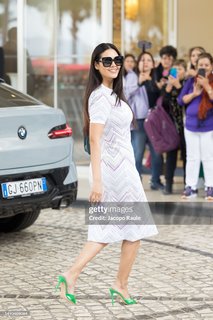 Esha Gupta feet photo thumbnail