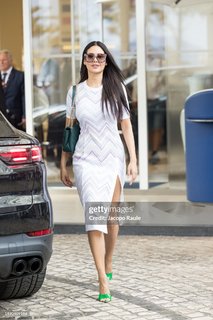 Esha Gupta feet photo thumbnail