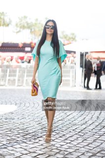 Esha Gupta feet photo thumbnail