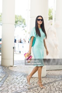 Esha Gupta feet photo thumbnail