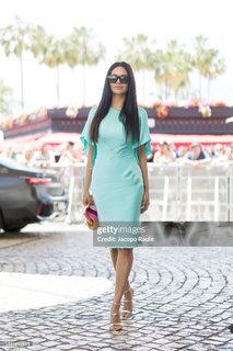 Esha Gupta feet photo thumbnail