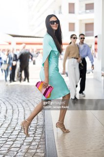 Esha Gupta feet photo thumbnail