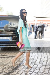 Esha Gupta feet photo thumbnail