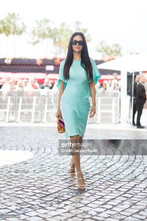 Esha Gupta feet photo thumbnail