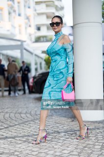 Esha Gupta feet photo thumbnail