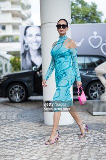 Esha Gupta feet photo thumbnail