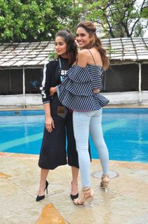 Esha Gupta feet photo thumbnail