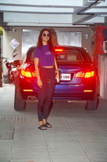 Esha Gupta feet photo thumbnail